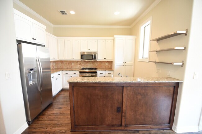 Building Photo - Beautiful 3-Story Lakewood Townhome!