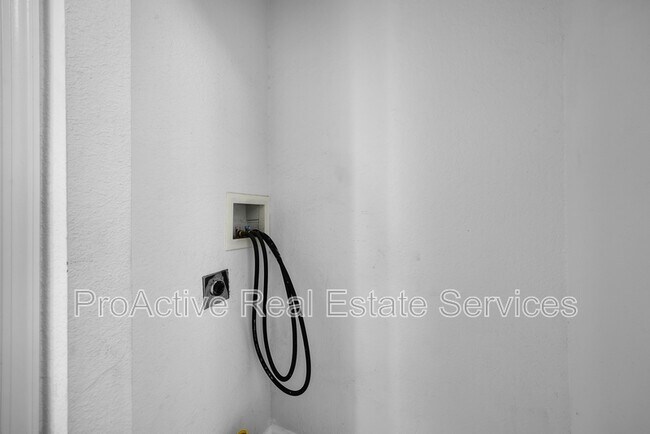 Building Photo - 107 Beazley Dr
