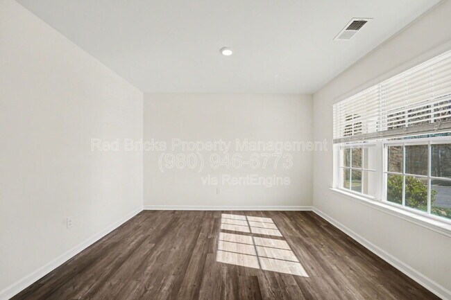 Building Photo - 7847 Whispering Strm Dr