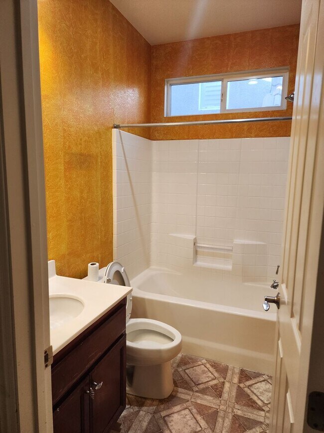 Building Photo - 5 Bedroom 3 Bathroom with 3 car Garage in the Sylvan School District