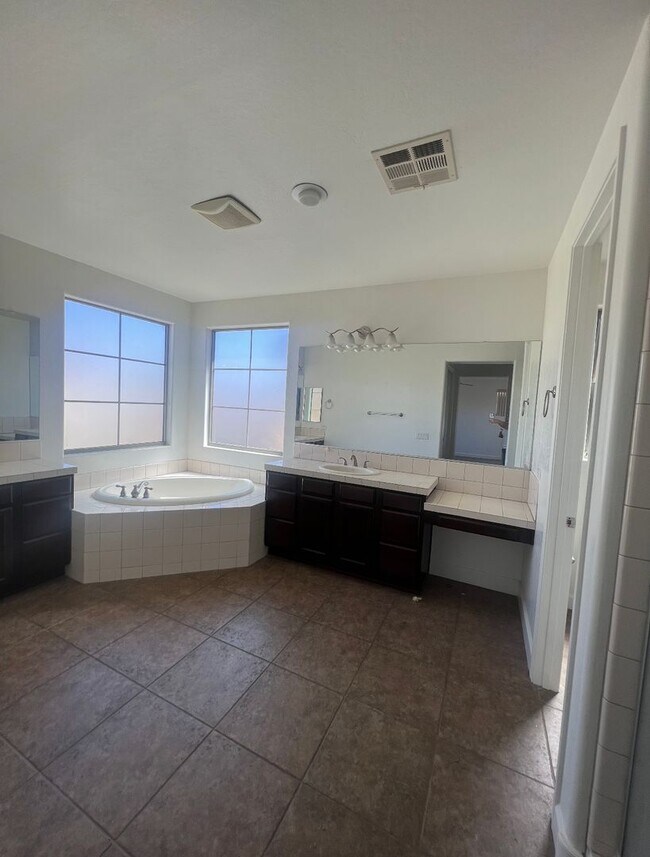 Building Photo - 3 bedroom in Higley Park