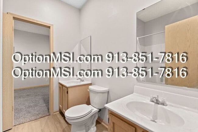 Building Photo - Well Maintained Half Duplex