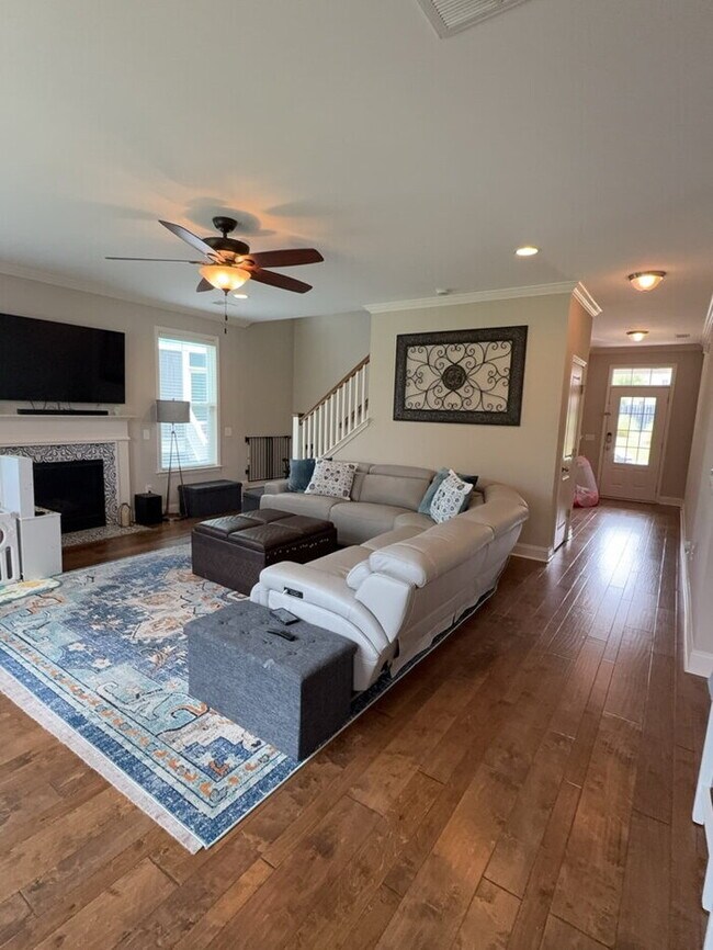 Building Photo - 302 Pond Hill Ct