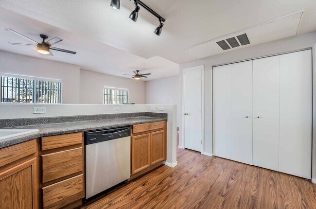 Building Photo - Gated Community Luxury Condo!