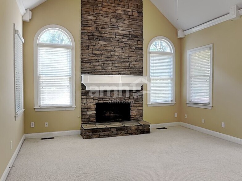Building Photo - 4850 Duncans Lake Dr NE