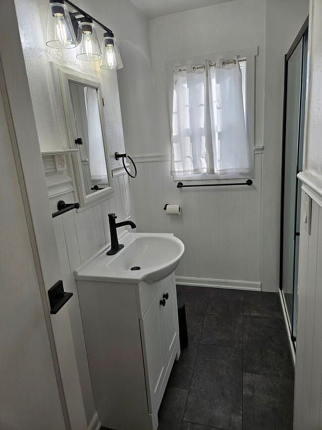 Building Photo - 4Bd/2Ba Two Story Home - For Viewing!