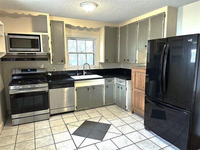 Building Photo - 2003 Montclaire St