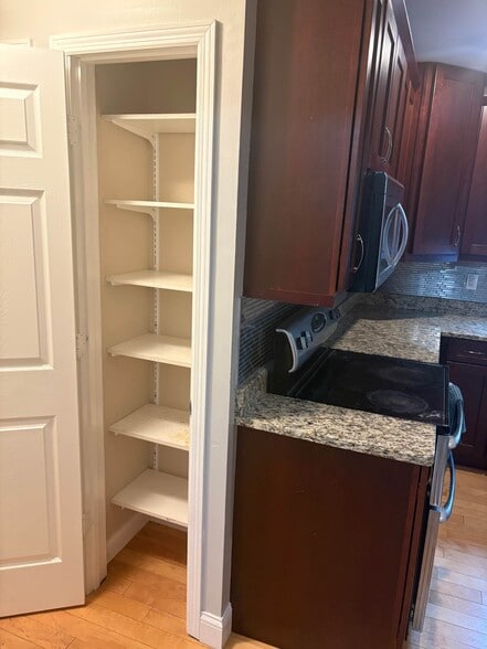 Building Photo - 7302 Gladstone Dr