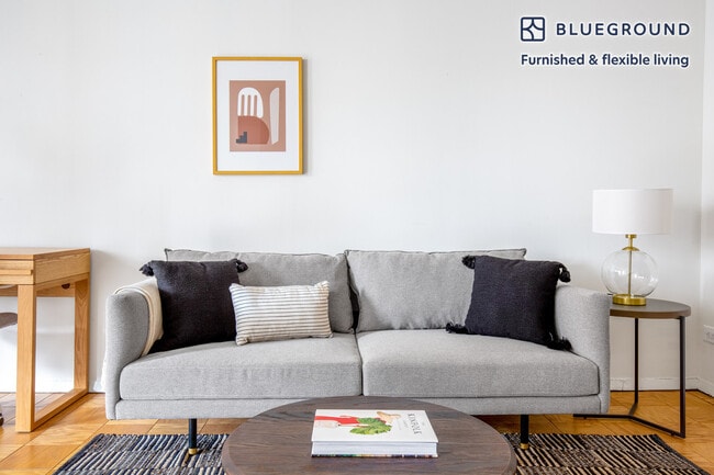 Building Photo - 245 E 40th St