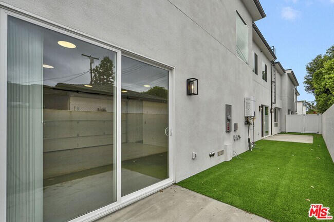 Building Photo - 8702 Silver Way