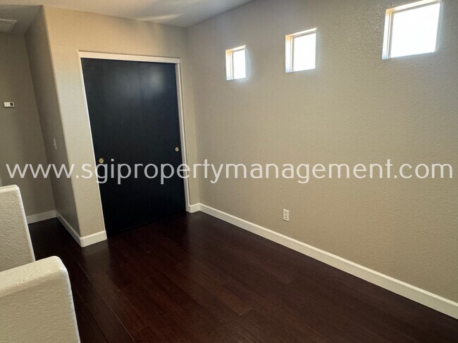 Building Photo - 1909 N 103rd Ln