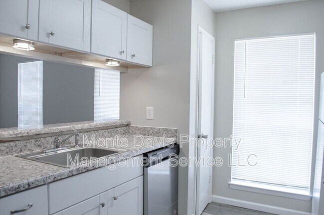 Building Photo - 2306 Fuzz Fairway