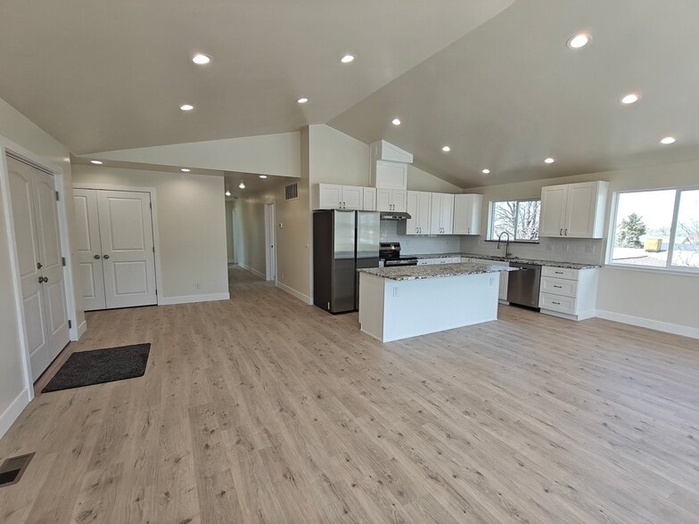 Building Photo - 6662 Highland Dr