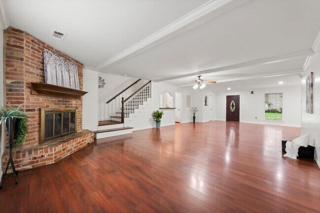 Building Photo - 16815 Memorial Oaks Ln