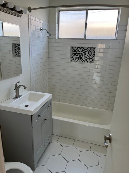 Building Photo - 5915 Fair Ave