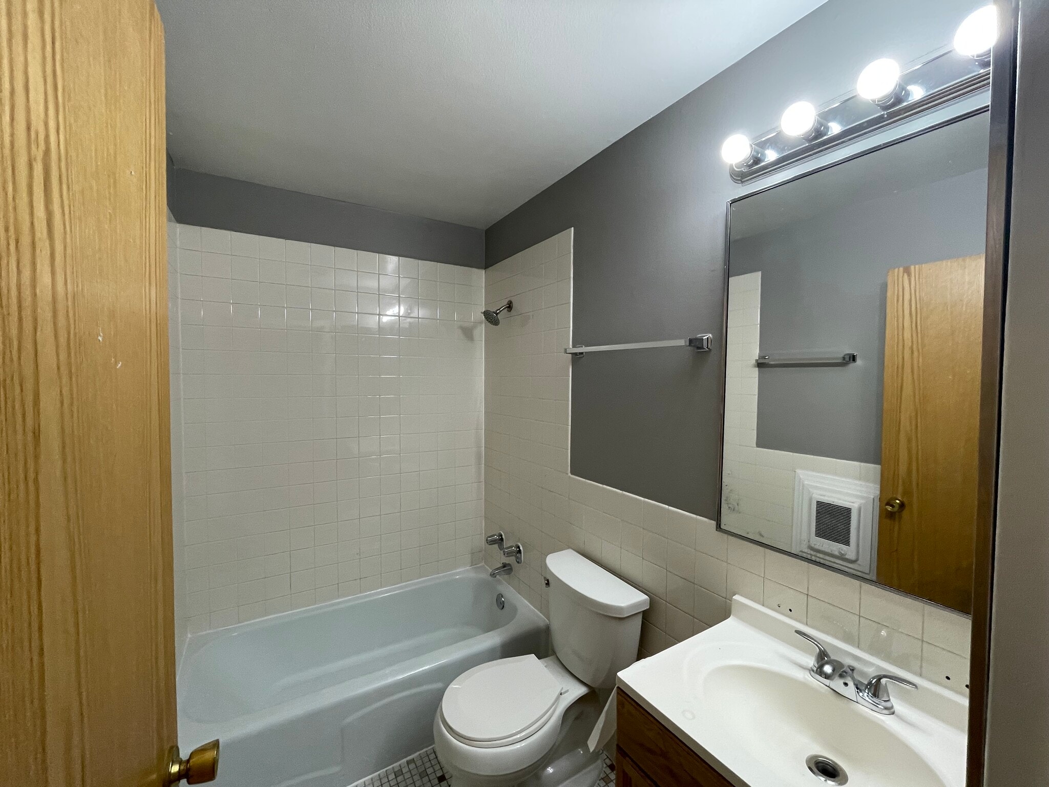 Building Photo - 5920 N Kenmore Ave