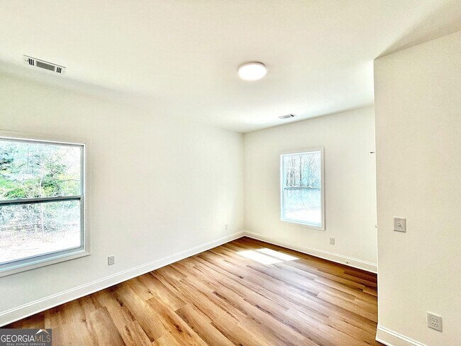 Building Photo - 204 Custer Cir