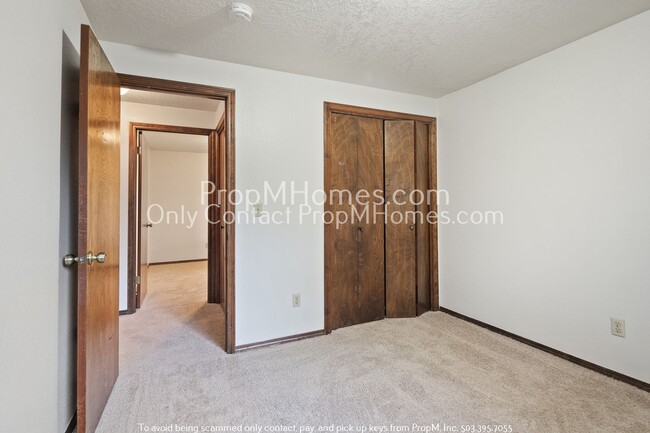 Building Photo - Spacious Tri-level Four Bedroom Home On Qu...