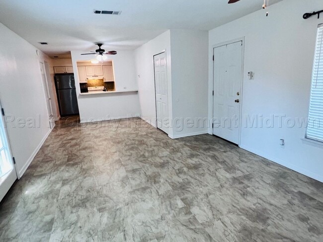 Building Photo - Charming 2 bedroom 1-bathroom Duplex unit features a prime location