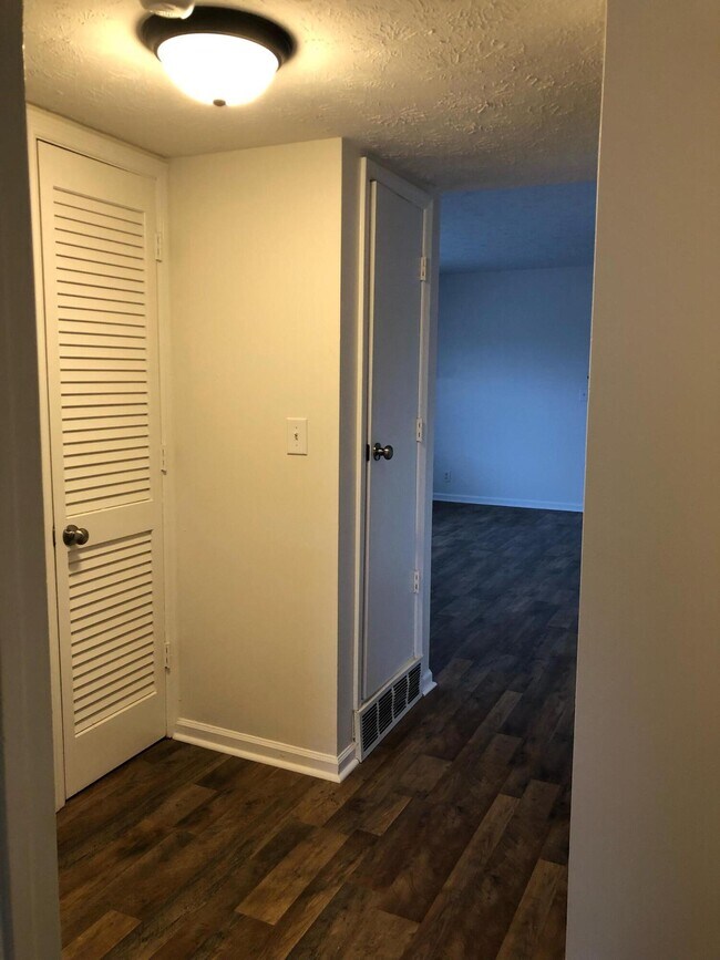 Building Photo - 904 Plaza Dr