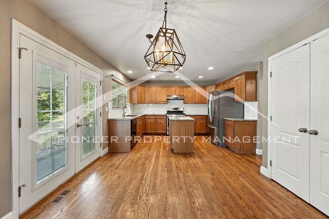 Building Photo - Stunning Home with Washer/Dryer and Centra...