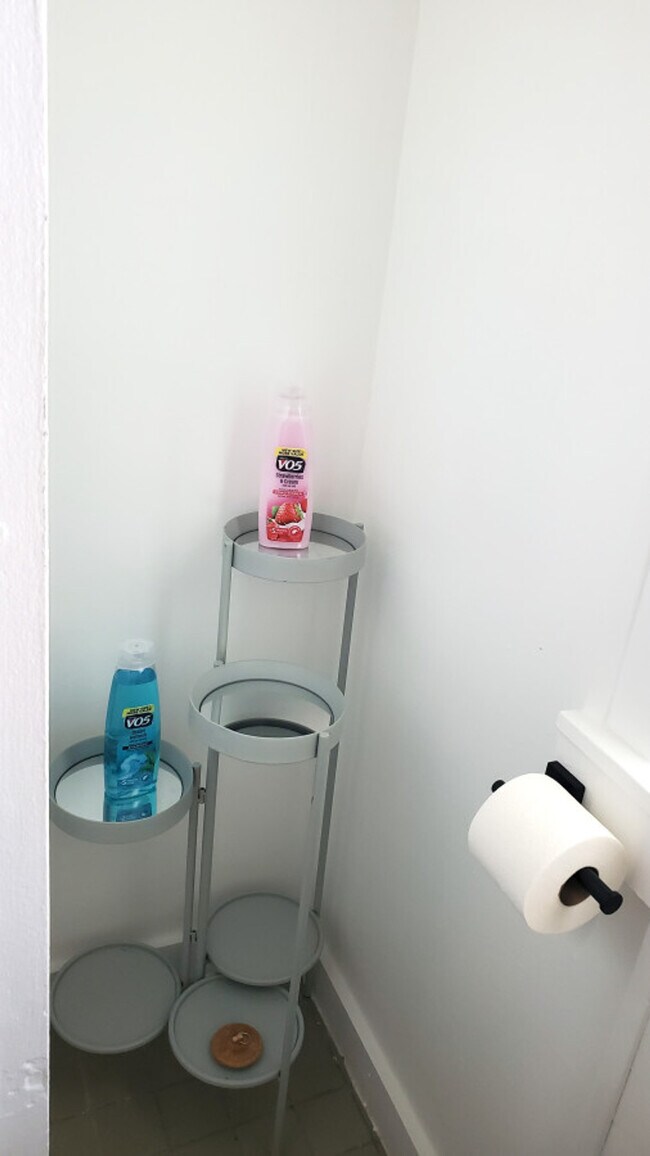 Building Photo - 1916 N Oliver Ave