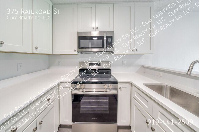 Building Photo - 375 Railroad St