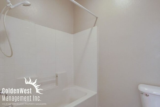Building Photo - Immaculate 3Bdm 2.5Ba Townhouse with  2-Car Garage