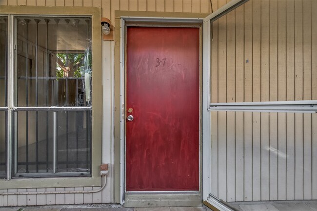 Building Photo - 8201 Richmond Ave.