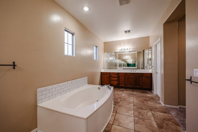 Building Photo - COMING SOON !! Spacious 4 Bed, 2.5 Bath 2 Story Home in Shadow Ridge Community/ Chandler