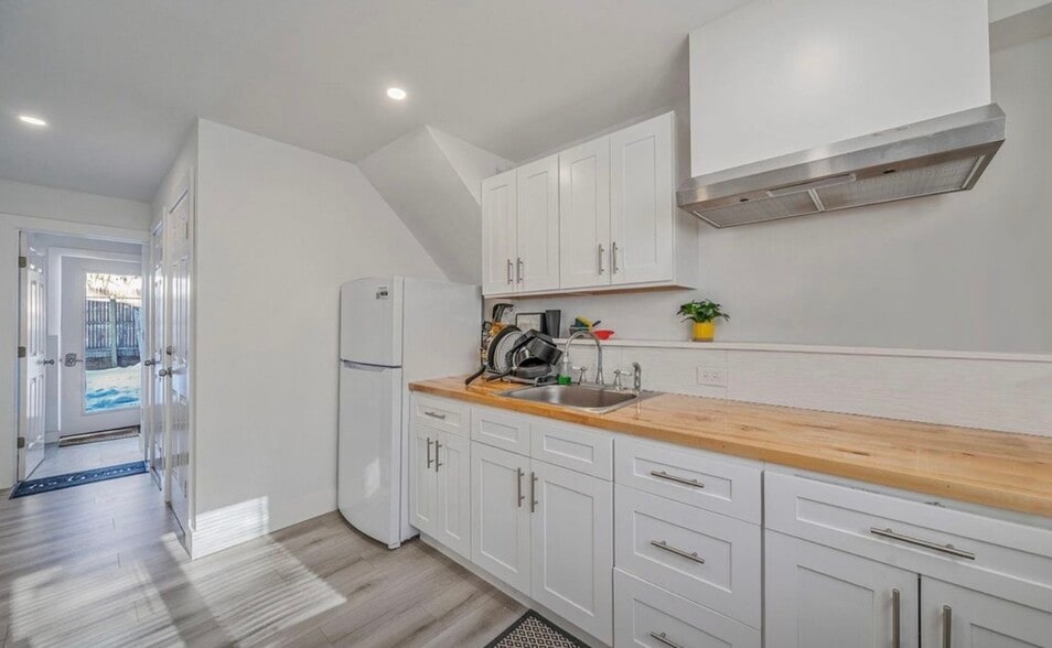 Building Photo - 74 Hempstead Dr