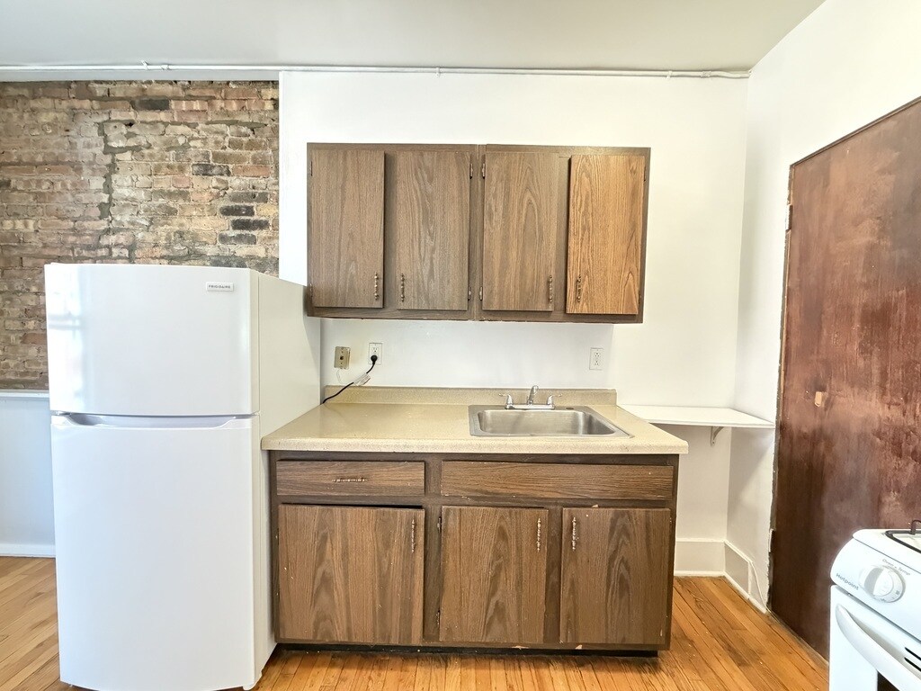 Building Photo - 934 W Cornelia Ave