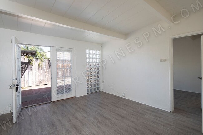 Building Photo - Pacific Beach 1 Bedroom Cottage with Parki...