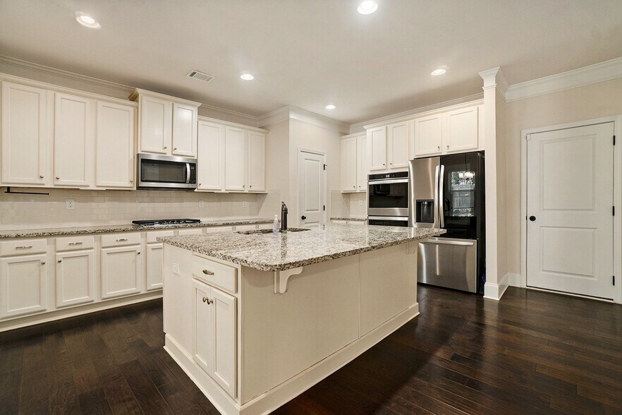 Building Photo - 3810 Brookhollow Dr