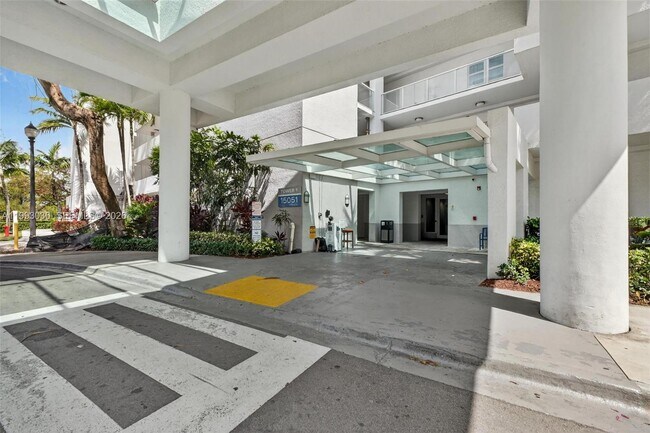 Building Photo - 15051 Royal Oaks Ln