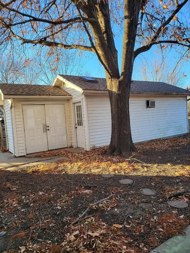 Building Photo - Spacious 4 Bed, 2.5 Bath Home with Fireplace & Garage in Independence, MO