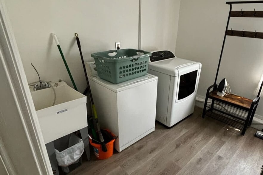 Building Photo - 27385 Park Ct