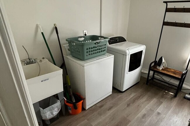 Building Photo - 27385 Park Ct