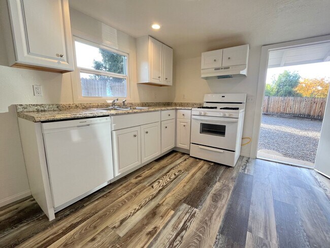 Building Photo - Douglas St. - 12909-12911