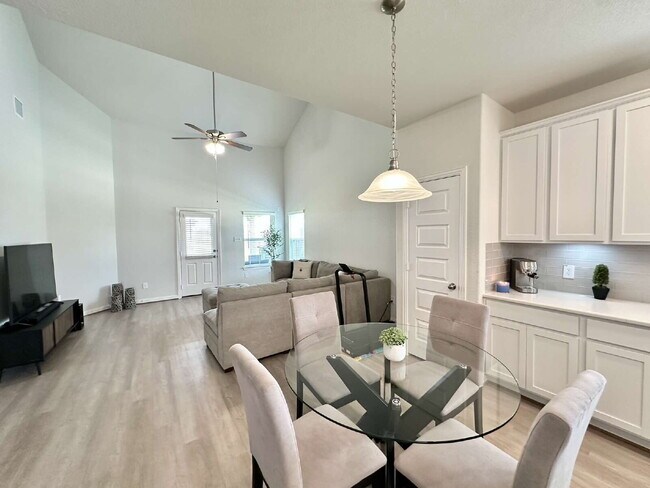 Building Photo - Charming 4-Bedroom Retreat with Granite Accents & Hardwood Elegance in Alvin!