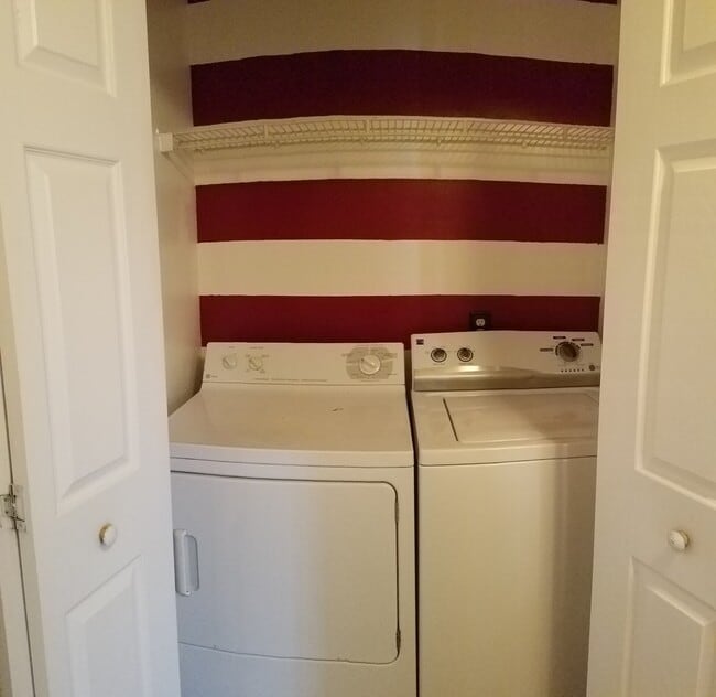 Building Photo - 3 Bedroom 2 bath with Garage