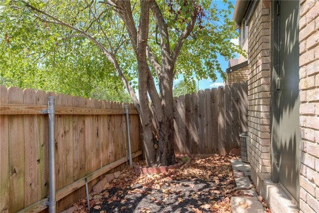 Building Photo - 1015 E Yager Ln