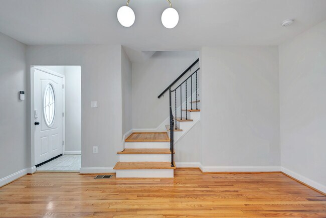 Building Photo - 3428 Dix St NE