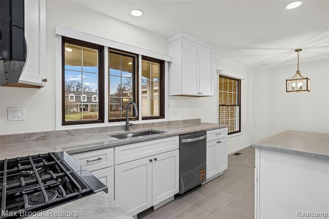 Building Photo - 28977 Lake Park Dr