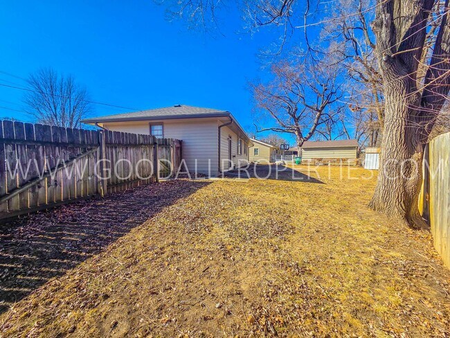 Building Photo - Charming 4-Bedroom Ranch in West Des Moines with a fenced in yard and a finished basement!!