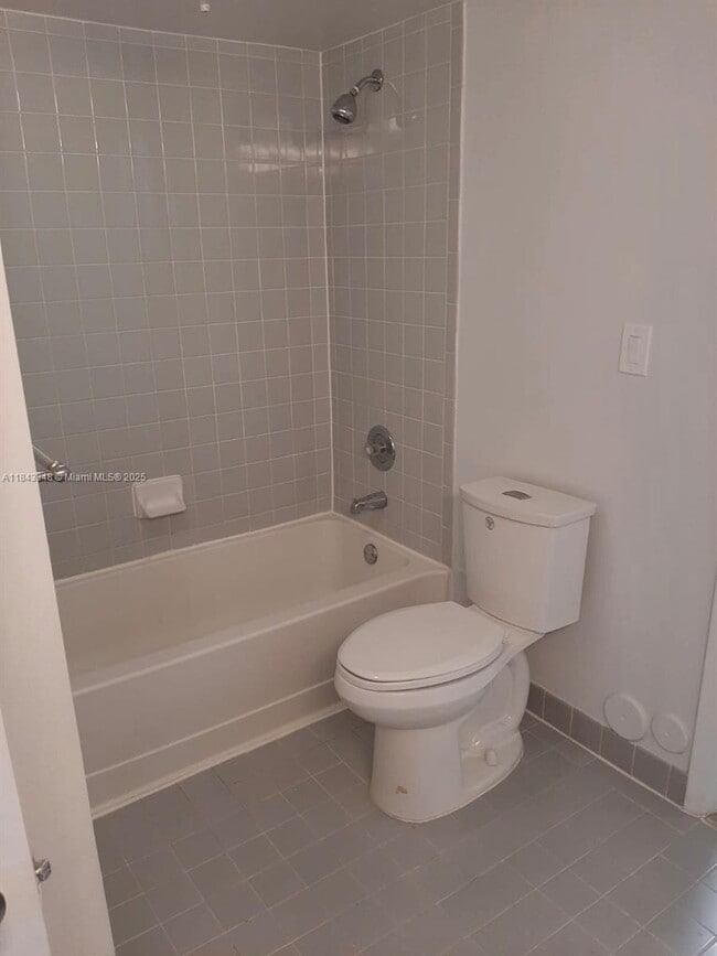 Building Photo - 2881 N Oakland Forest Dr