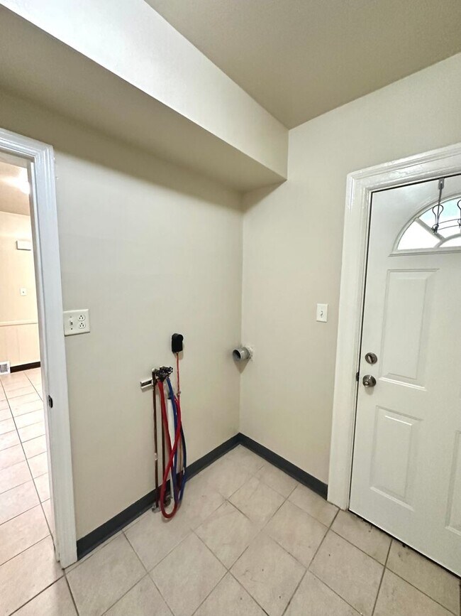 Building Photo - Adorable 2 Bed, 1.5 Bath Home in Beechview - Convenient Location, First Floor Laundry - Available...