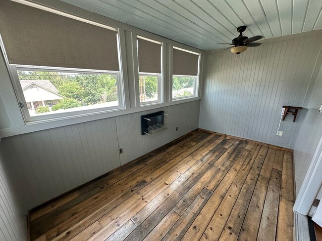 Building Photo - Adorable 2 Bedroom One Bathroom Home Close...