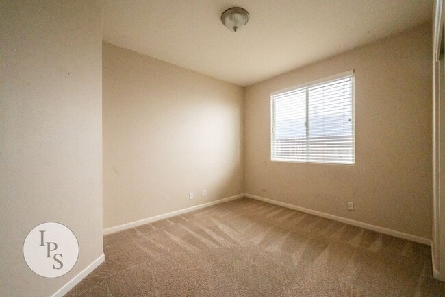 Building Photo - North East Fresno ‘Like New’ Home, 3BR/2BA, Built 2008 - Lots of Amenities!