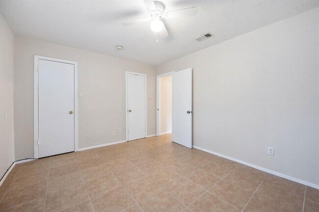 Building Photo - 10707 Forest Leaf Dr